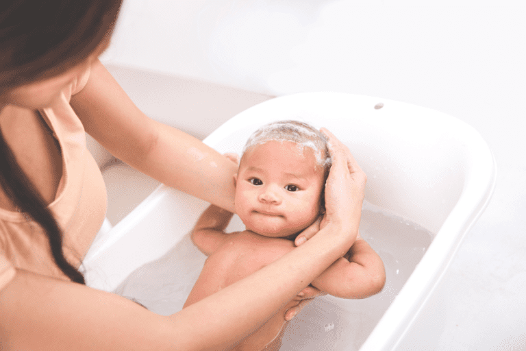 should you bathe your newborn every day - feature image